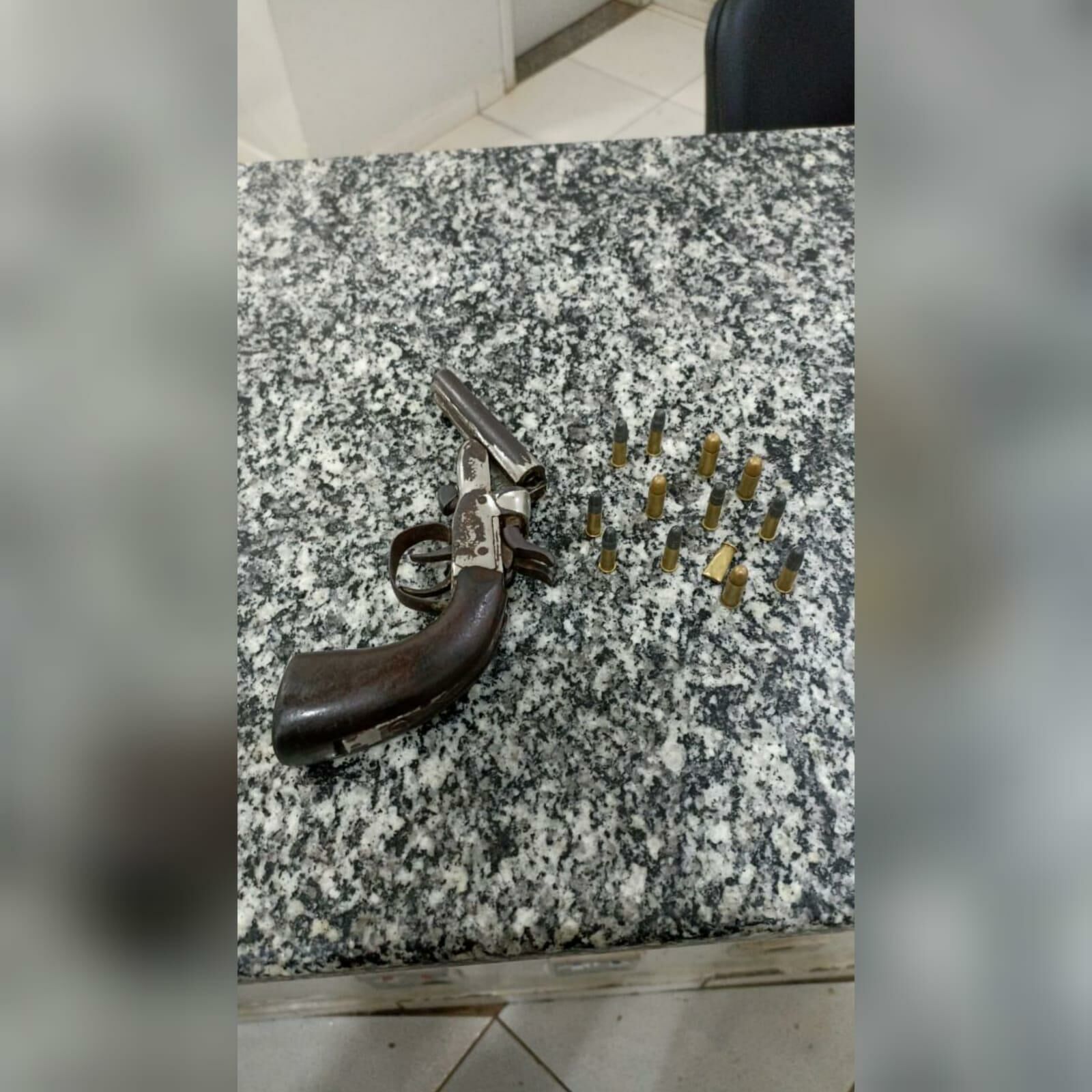 Imagem de compartilhamento para o artigo Homem sem CNH causa acidente e acaba preso com arma na cueca em Costa Rica da MS Todo dia